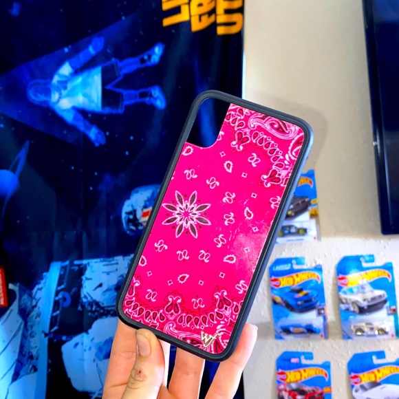 GOOD AS NEW WILDFLOWER IPHONE X/XS PINK BANDANA CASE - Picture 1 of 4